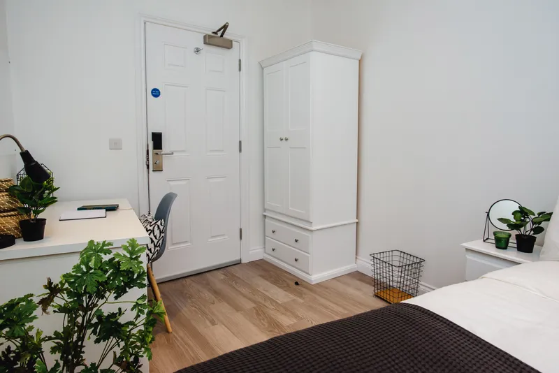 Flat D, 25 Lister Gate - Luxury 3 Bed City Centre Apartment - Thumbnail 5